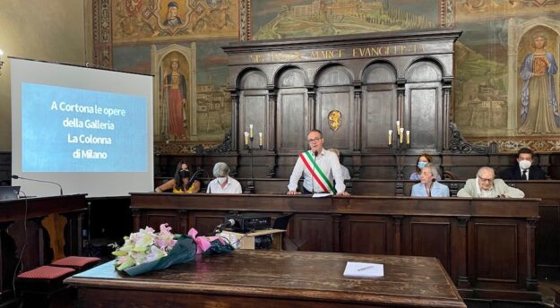 Il saluto del sindaco di Cortona nella sala del Consiglio comunale