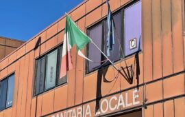 Bandiere strappate in un edificio pubblico a Sesto Fiorentino