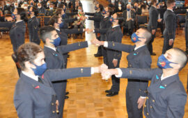 La consegna dello spadino agli allievi del 1° Corso della Scuola Militare Aeronautica Douhet