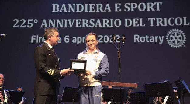 Stefanie Horn premiata dall'ammiraglio Flavio Biaggi all'evento "Bandiera e Sport" del Rotary a Firenze
