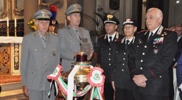 Il Comandante Generale dei Carabinieri Teo Luzi (a destra) davanti alla lampada votiva per San Giovanni Gualberto, patrono dei Forestali