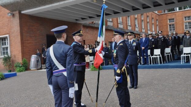 Il colonnello Rosellini (a sin) consegna la Bandiera della Douhet al nuovo comandante colonnello Macioce