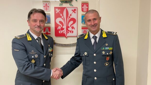 I generali Fabrizio Nieddu (a sin.) e Bruno Salsano  si sono avvicendati alla guida del Comando provinciale di Firenze della Guardia di Finanza