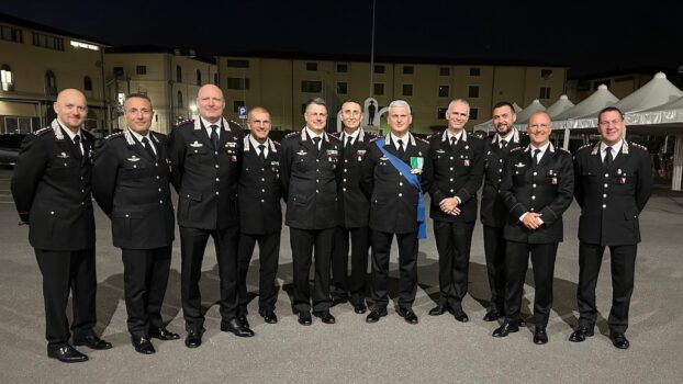 Il generale Pierangelo Iannotti (al centro con la sciarpa) salutato dai 10 comandanti provinciali della Toscana