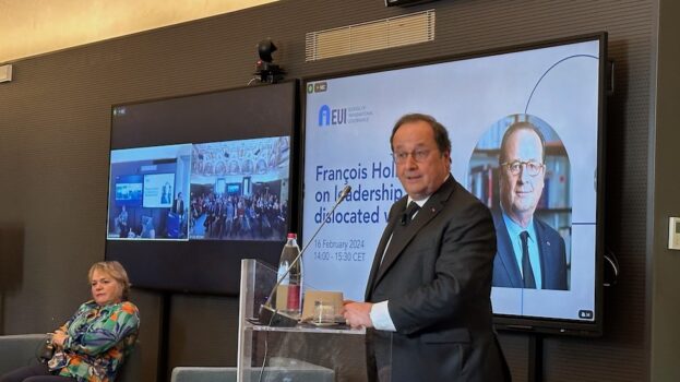 L'ex presidente francese François Hollande durante il suo intervento all'Iue a Firenze