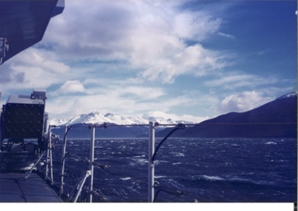 Nave Bersagliere in navigazione lungo un canale della Patagonia nel 1996