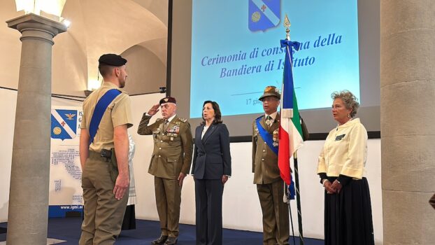 La cerimonia della consegna della bandiera d'Istituto al Geografico Militare