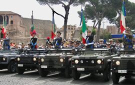 Bandiere delle Forze Armate e della Finanza durante una parata per la Festa della Repubblica.