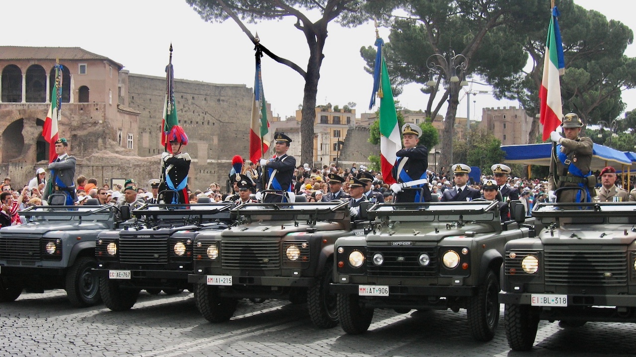 Bandiere delle Forze Armate e della Finanza durante una parata per la Festa della Repubblica.