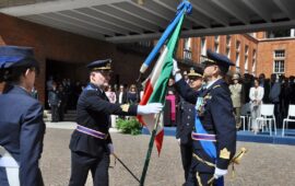 Il colonnello Macioce (a sin.) cede la bandiera d'Istituto al nuovo comandante della Scuola Militare Douhet, colonnello Nazzi