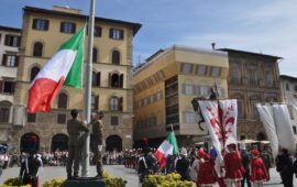 Alzabandiera in piazza della Signoria a Firenze per il 78° anniversario della Repubblica