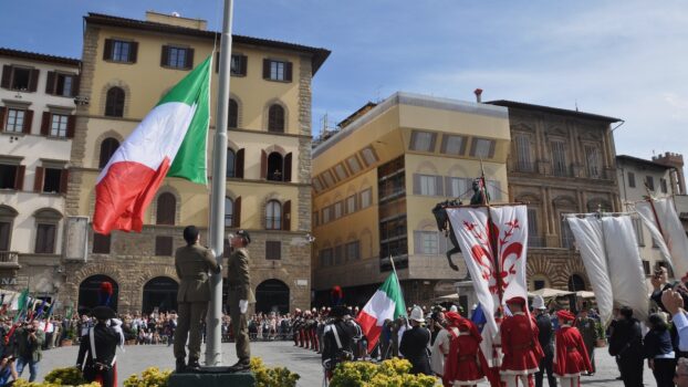 Alzabandiera in piazza della Signoria a Firenze per il 78° anniversario della Repubblica