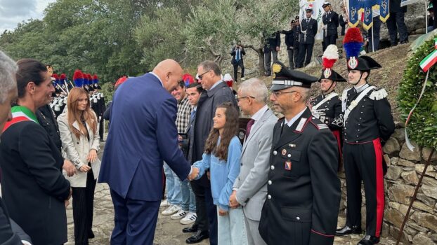 Il ministro della Difesa Guido Crosetto stringe la mano a Camilla R. giovanissima pronipote di uno dei 10 ostaggi sfuggiti alla morte a Fiesole nel 1944 dopo che tre carabinieri offrirono la loro vita per salvarli dalla rappresaglia tedesca