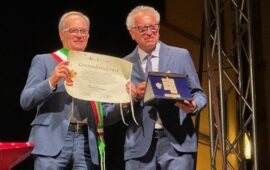 Pierre Gramegna (a destra) riceve il Premio Cortonantiquaria 2024 dal sindaco Luciano Meoni (foto OsservatoreLibero.it)