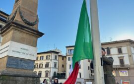 Un momento dell'alzabandiera in piazza dell' Unità d'italia a Firenze