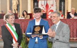 Il giovane Niccolò Ricci con Serena Arrighi sindaco di Carrara e Roberto Lupi, presidente dell' Istituto Scudi di San Martino